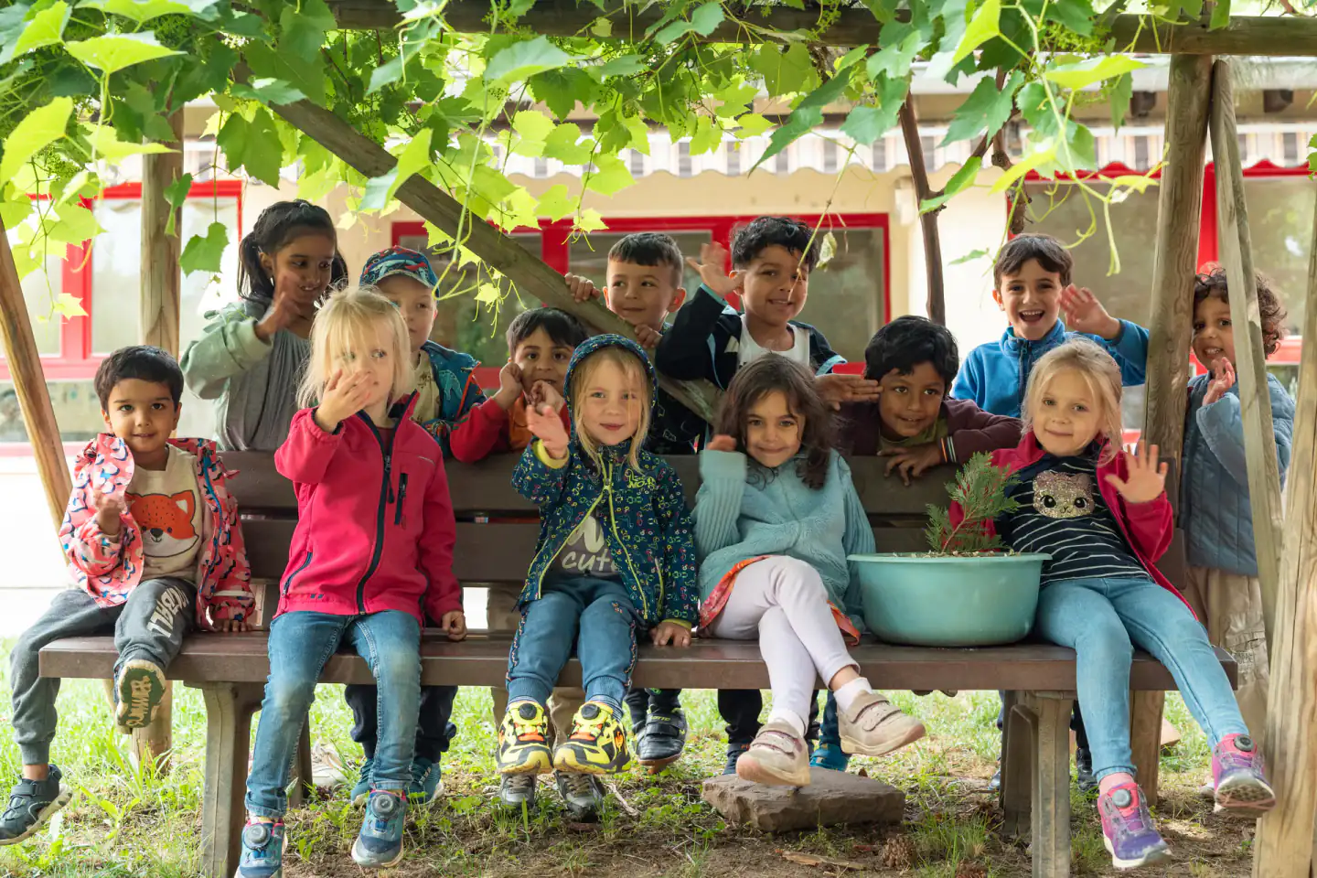 Kindergruppe im Außengelände einer Kita in Niefern-Öschelbronn